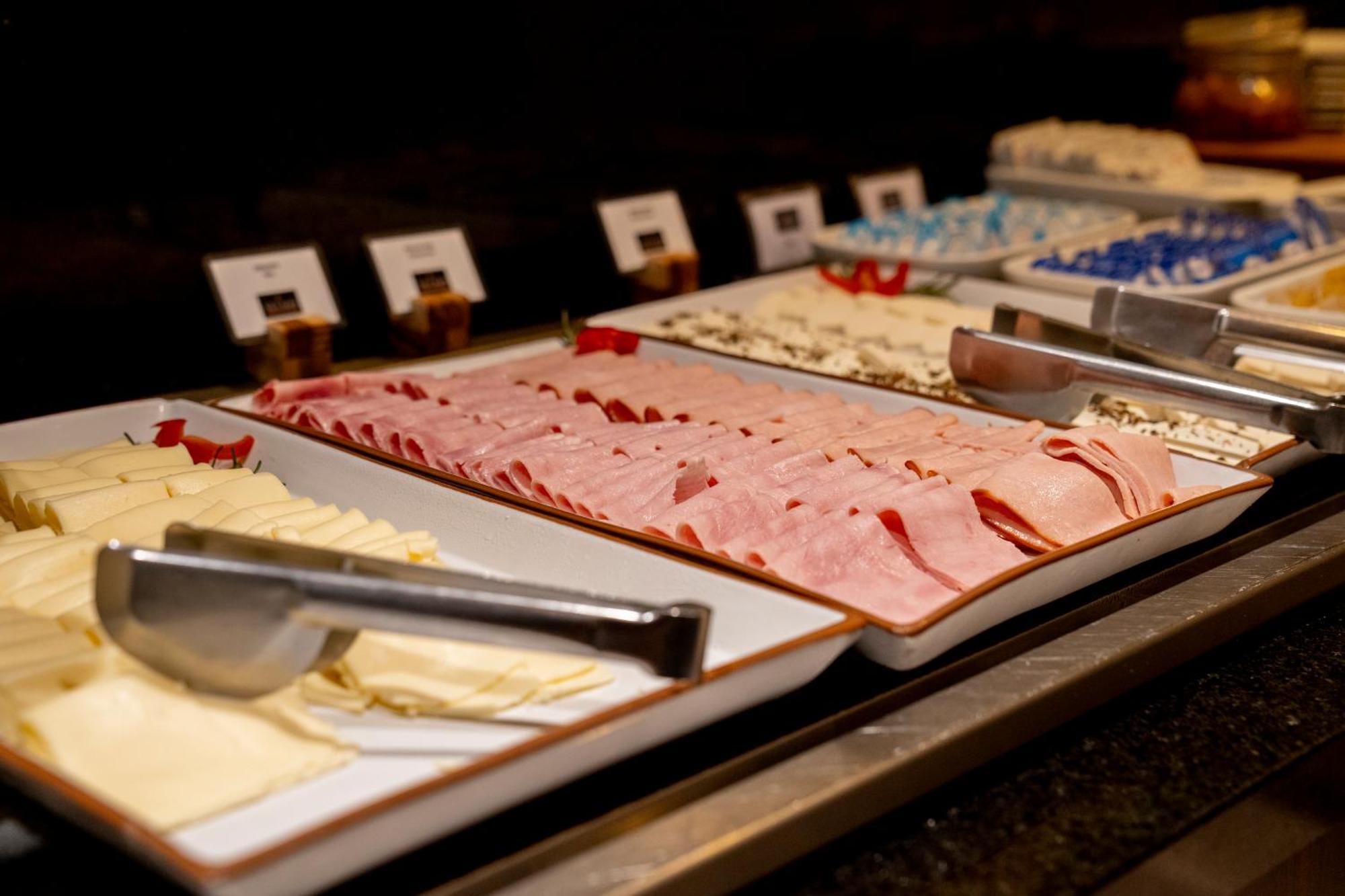 Hotel Luzeiros Recife Zewnętrze zdjęcie A buffet with cold cuts